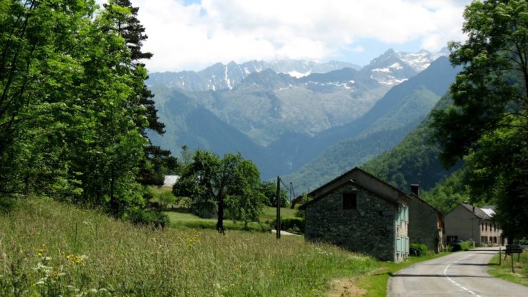 la pitoresque montée de la vallée du Garbet vers Aulus-les-Bains